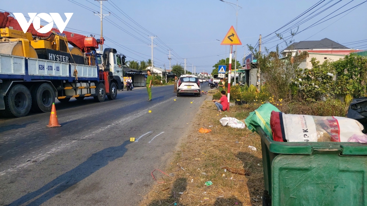 hai nguoi di tap the duc thuong vong sau khi va cham voi o to o Dong thap hinh anh 1