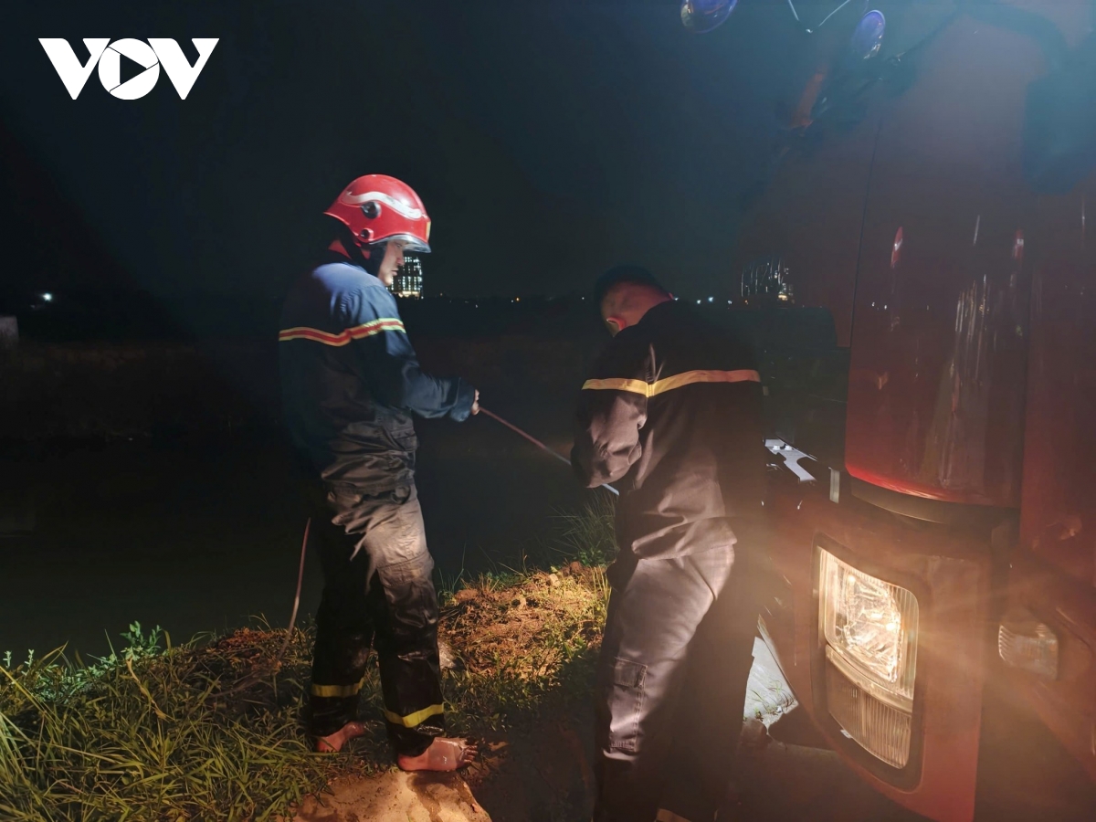O to lat xuong muong luc nua dem, tai xe duoc cuu kip thoi hinh anh 1