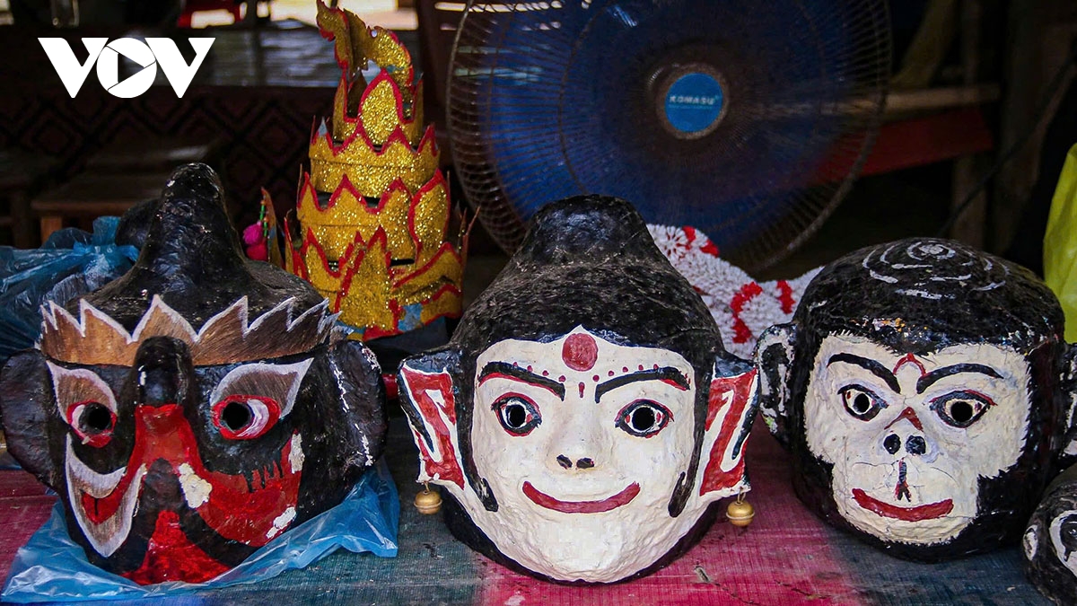 ruc ro sac mau le cung trang ok om bok cua dong bao khmer tai ngoi nha chung hinh anh 1