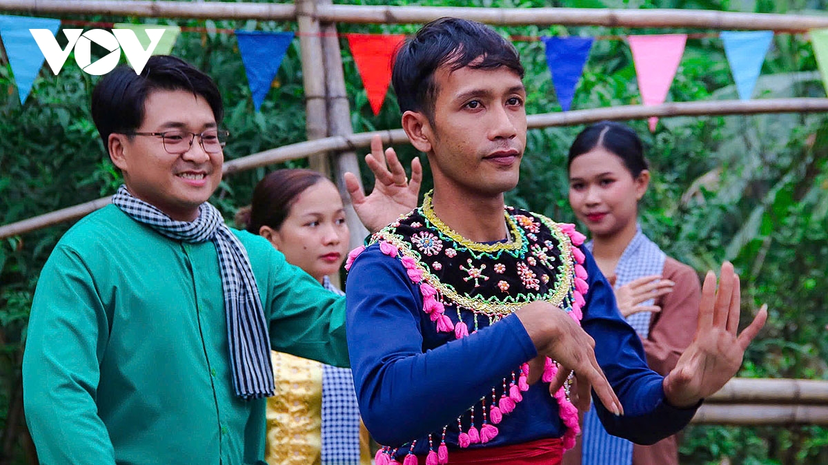 ruc ro sac mau le cung trang ok om bok cua dong bao khmer tai ngoi nha chung hinh anh 12