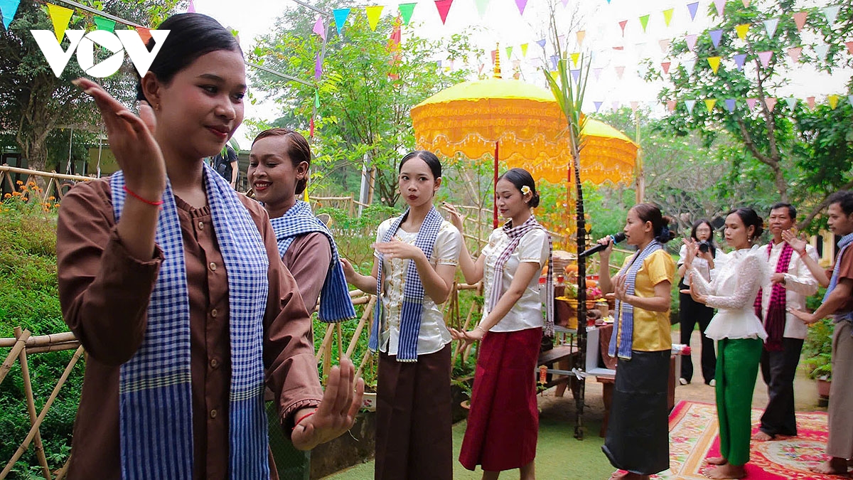 ruc ro sac mau le cung trang ok om bok cua dong bao khmer tai ngoi nha chung hinh anh 13