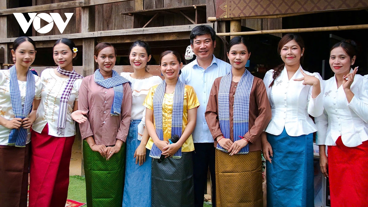 ruc ro sac mau le cung trang ok om bok cua dong bao khmer tai ngoi nha chung hinh anh 2