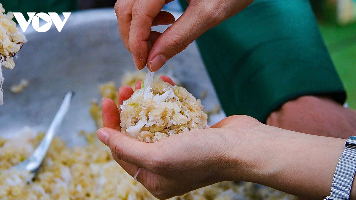 ruc ro sac mau le cung trang ok om bok cua dong bao khmer tai ngoi nha chung hinh anh 4