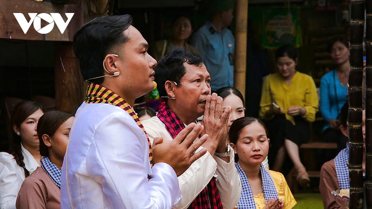 ruc ro sac mau le cung trang ok om bok cua dong bao khmer tai ngoi nha chung hinh anh 5