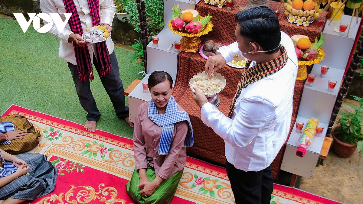 ruc ro sac mau le cung trang ok om bok cua dong bao khmer tai ngoi nha chung hinh anh 7