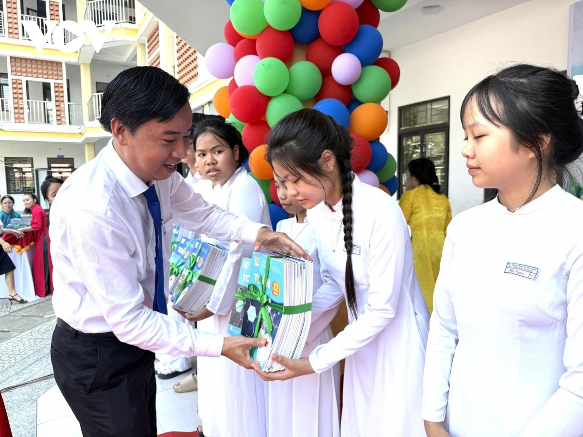 xa dau tien trong ca nuoc cap sach giao khoa mien phi cho hoc sinh hinh anh 2