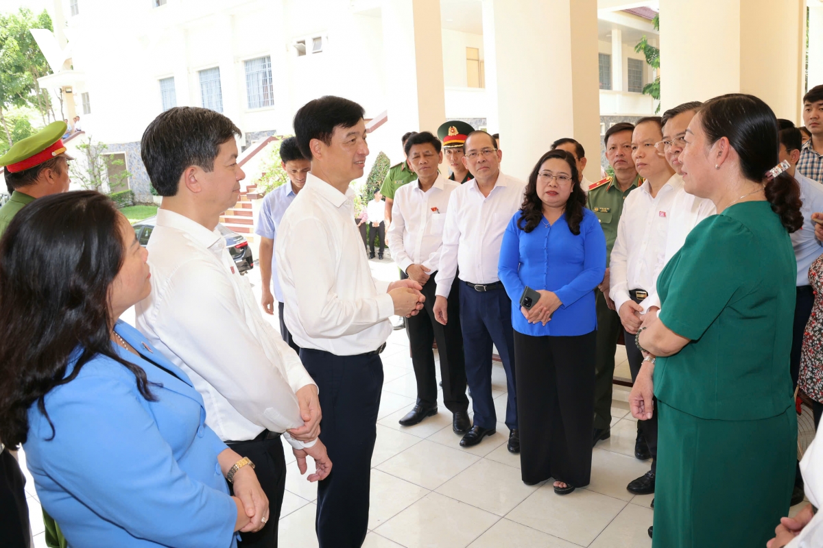 Ong nguyen duy ngoc tham, tang qua nguoi dan kho khan o can tho hinh anh 1