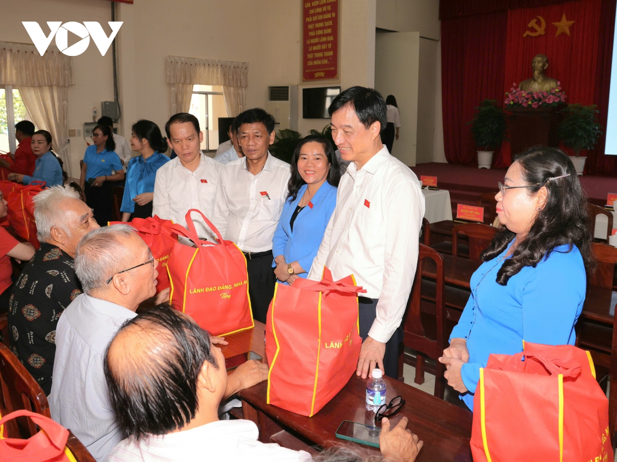 Ong nguyen duy ngoc tham, tang qua nguoi dan kho khan o can tho hinh anh 3