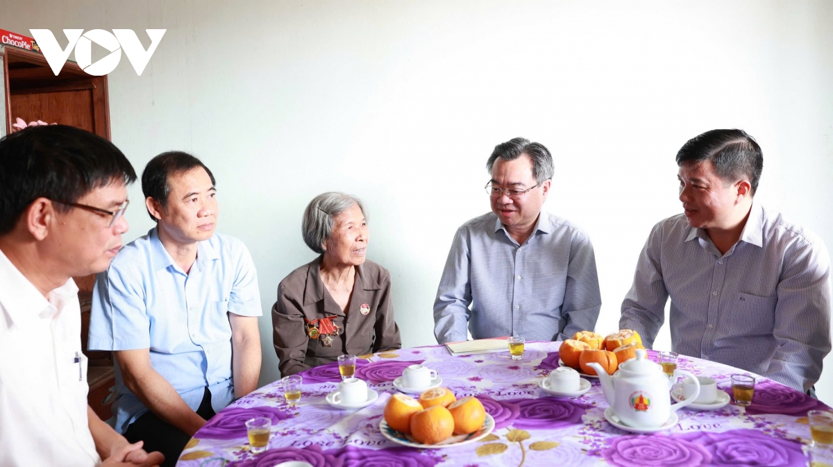 Ong nguyen thanh nghi tham, tang qua gia dinh chinh sach tai lam Dong hinh anh 1