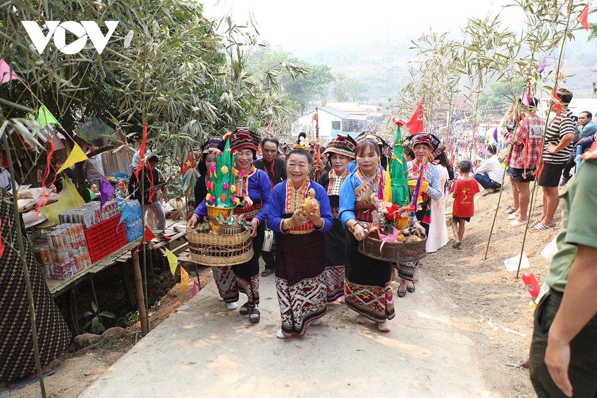 ron rang tet te nuoc bun huot nam cua nguoi lao o tinh Dien bien hinh anh 7