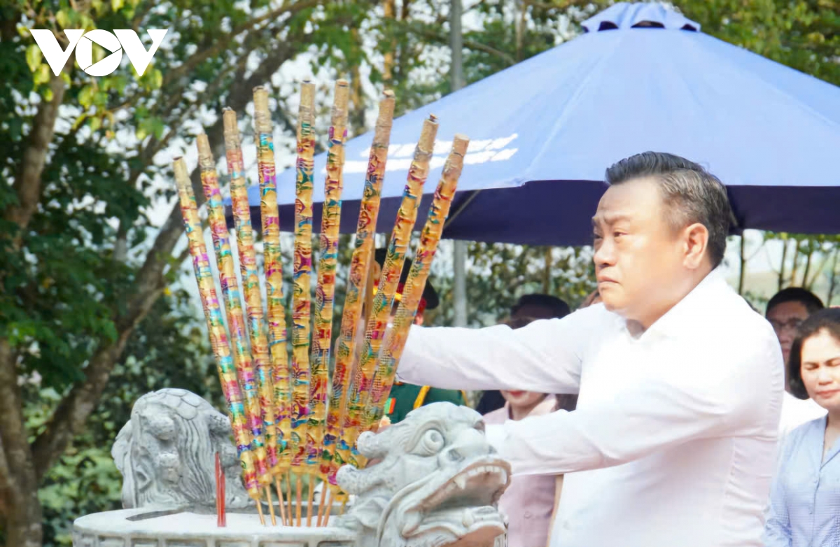 Ong tran sy thanh dang huong tai di tich ban kiem tra khu uy khu 5 hinh anh 1