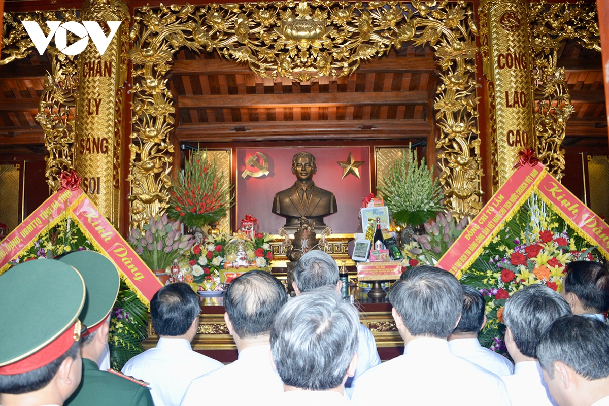 party chief pays tribute to late general secretary ha huy tap picture 1