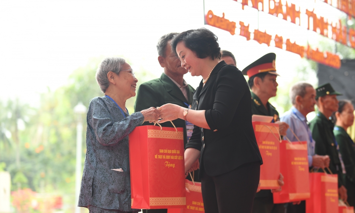 no luc 500 ngay dem quy tap hang nghin hai cot liet si hinh anh 7