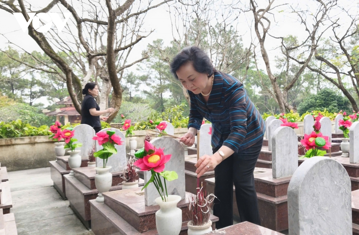 pho thu tuong pham thi thanh tra dang huong tri an anh hung liet si tai quang tri hinh anh 5