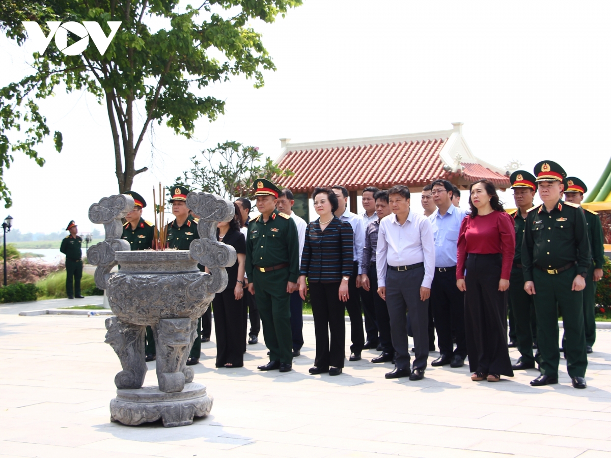 pho thu tuong pham thi thanh tra dang huong tri an anh hung liet si tai quang tri hinh anh 2