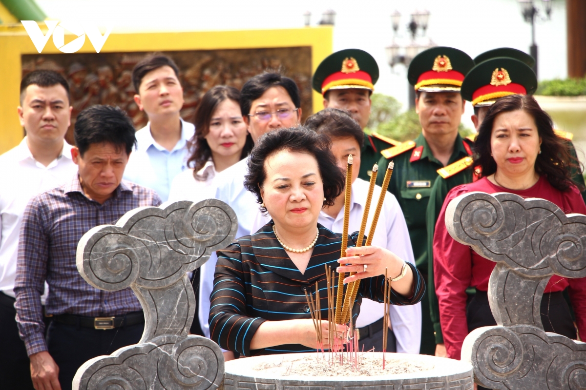 pho thu tuong pham thi thanh tra dang huong tri an anh hung liet si tai quang tri hinh anh 1