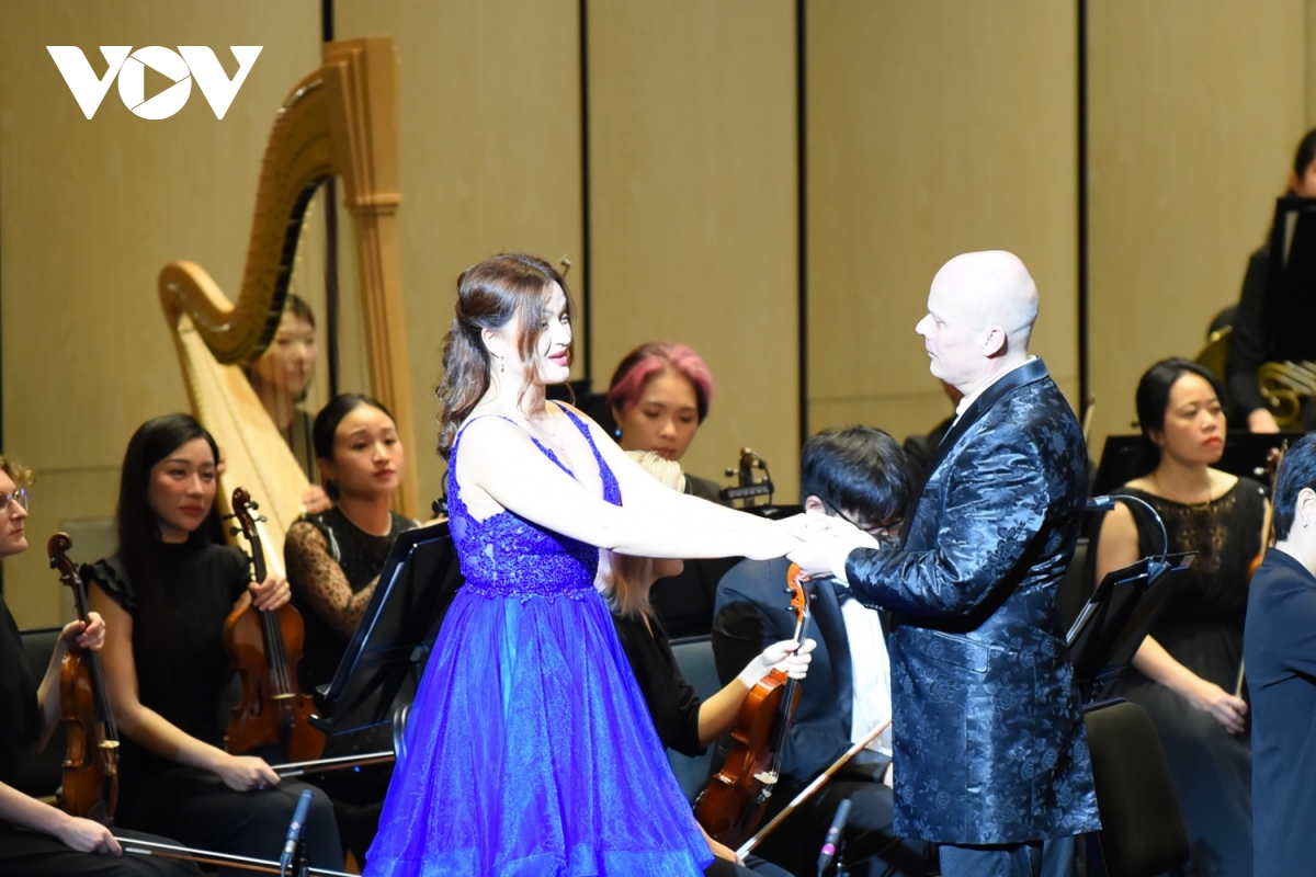 tong bi thu, chu tich nuoc to lam va thu tuong slovakia thuong thuc hoa nhac tai ha noi hinh anh 9