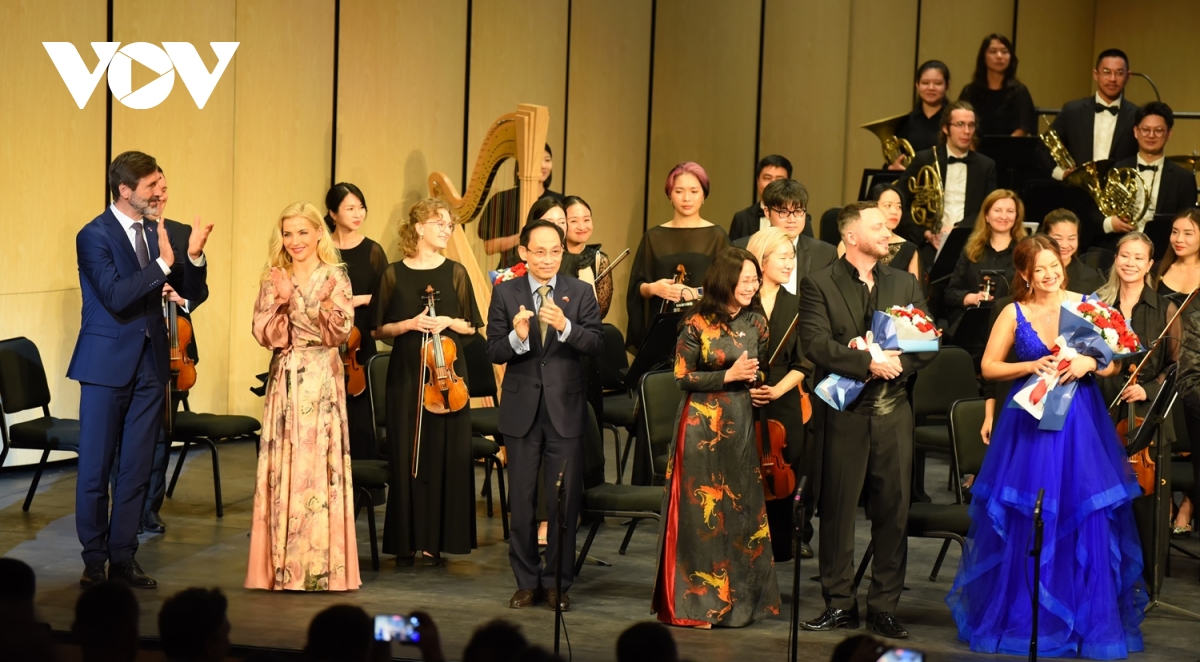 tong bi thu, chu tich nuoc to lam va thu tuong slovakia thuong thuc hoa nhac tai ha noi hinh anh 10