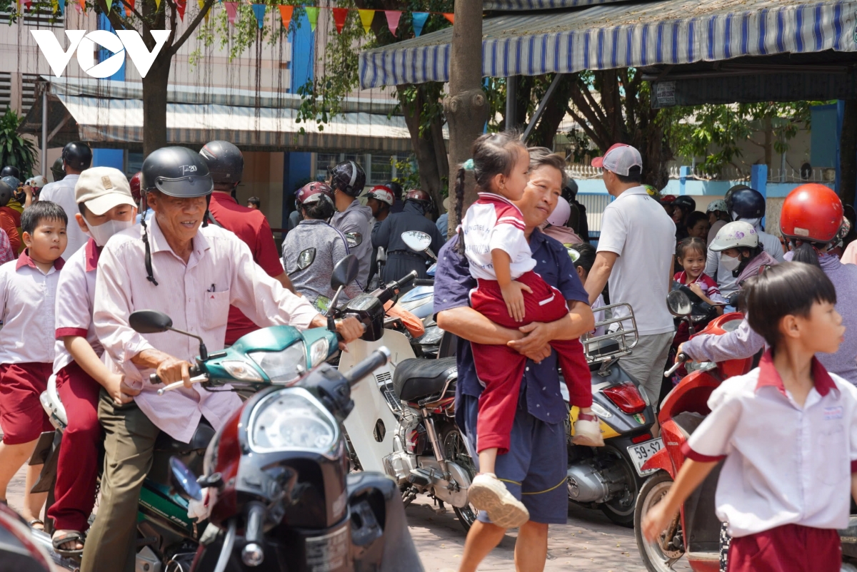 phu huynh tp.hcm doi nang don con ve khi truong tam dung an ban tru hinh anh 1