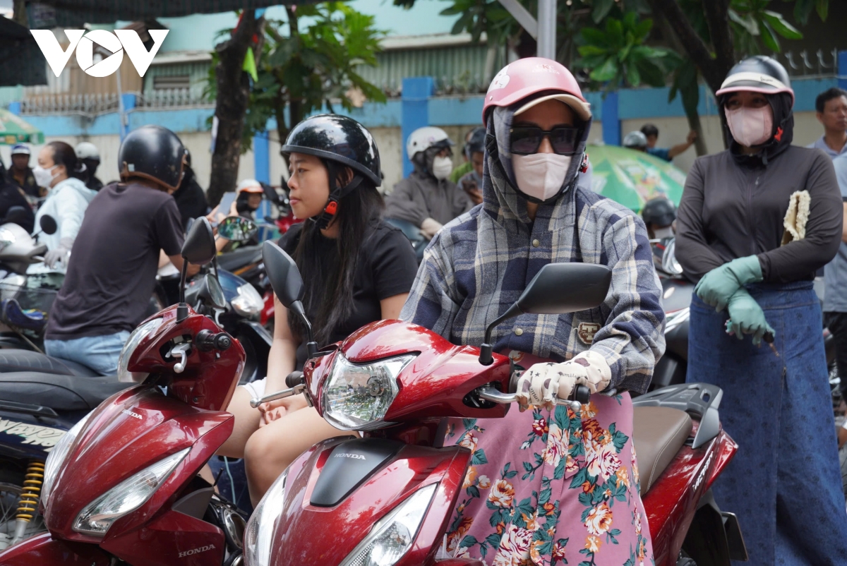 phu huynh tp.hcm doi nang don con ve khi truong tam dung an ban tru hinh anh 2