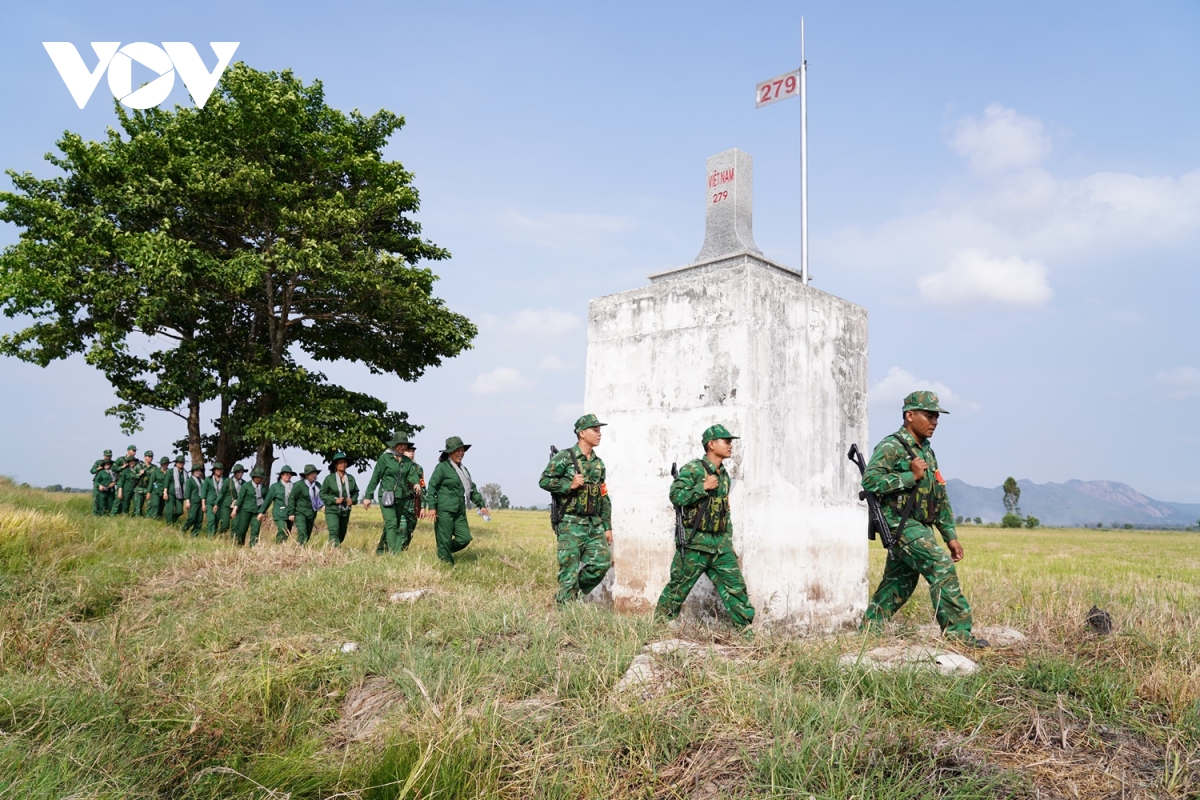 phu nu vung bien an giang tham gia bao ve chu quyen an ninh bien gioi hinh anh 2