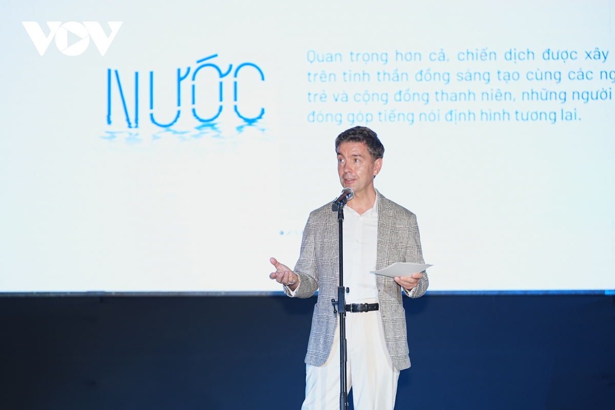 last fire crew ket hop cung eu ra mat tac pham vu dao nUOc hinh anh 1