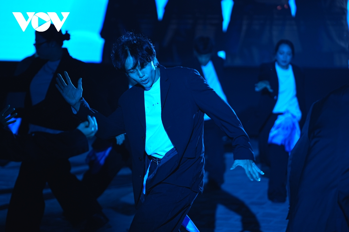 last fire crew ket hop cung eu ra mat tac pham vu dao nUOc hinh anh 3