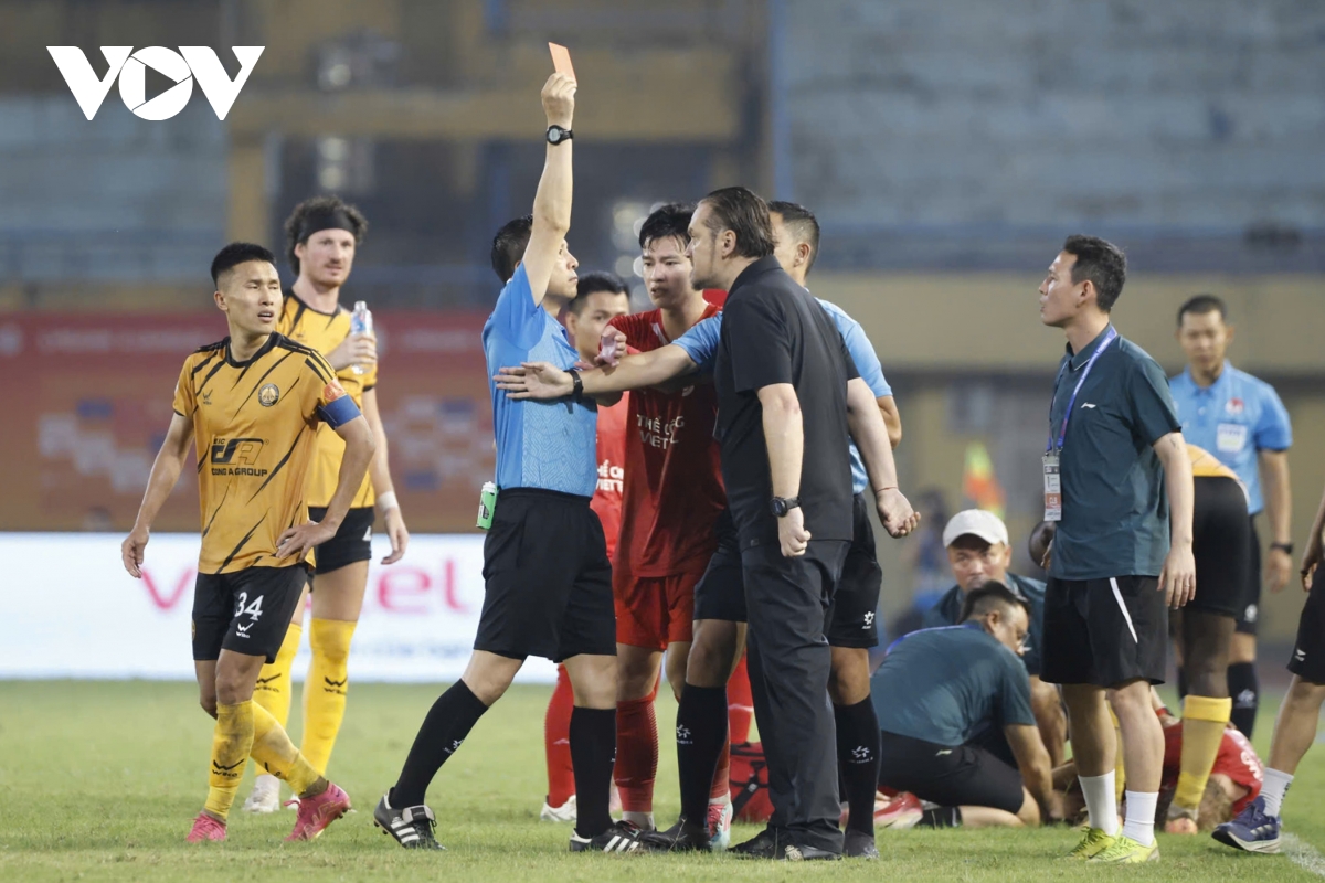 hlv popov noi doa voi trong tai, nhan the do dien ro tai v-league hinh anh 6