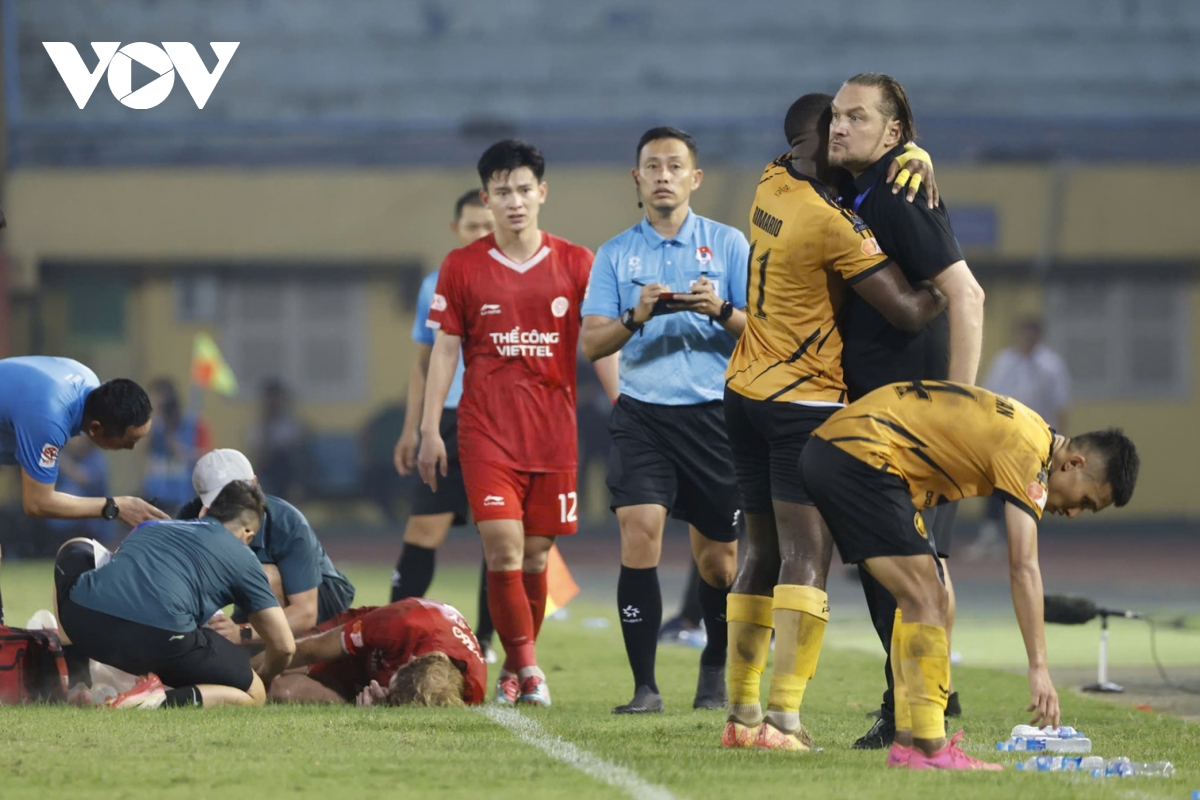 hlv popov noi doa voi trong tai, nhan the do dien ro tai v-league hinh anh 4