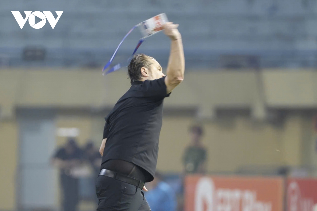 hlv popov noi doa voi trong tai, nhan the do dien ro tai v-league hinh anh 7