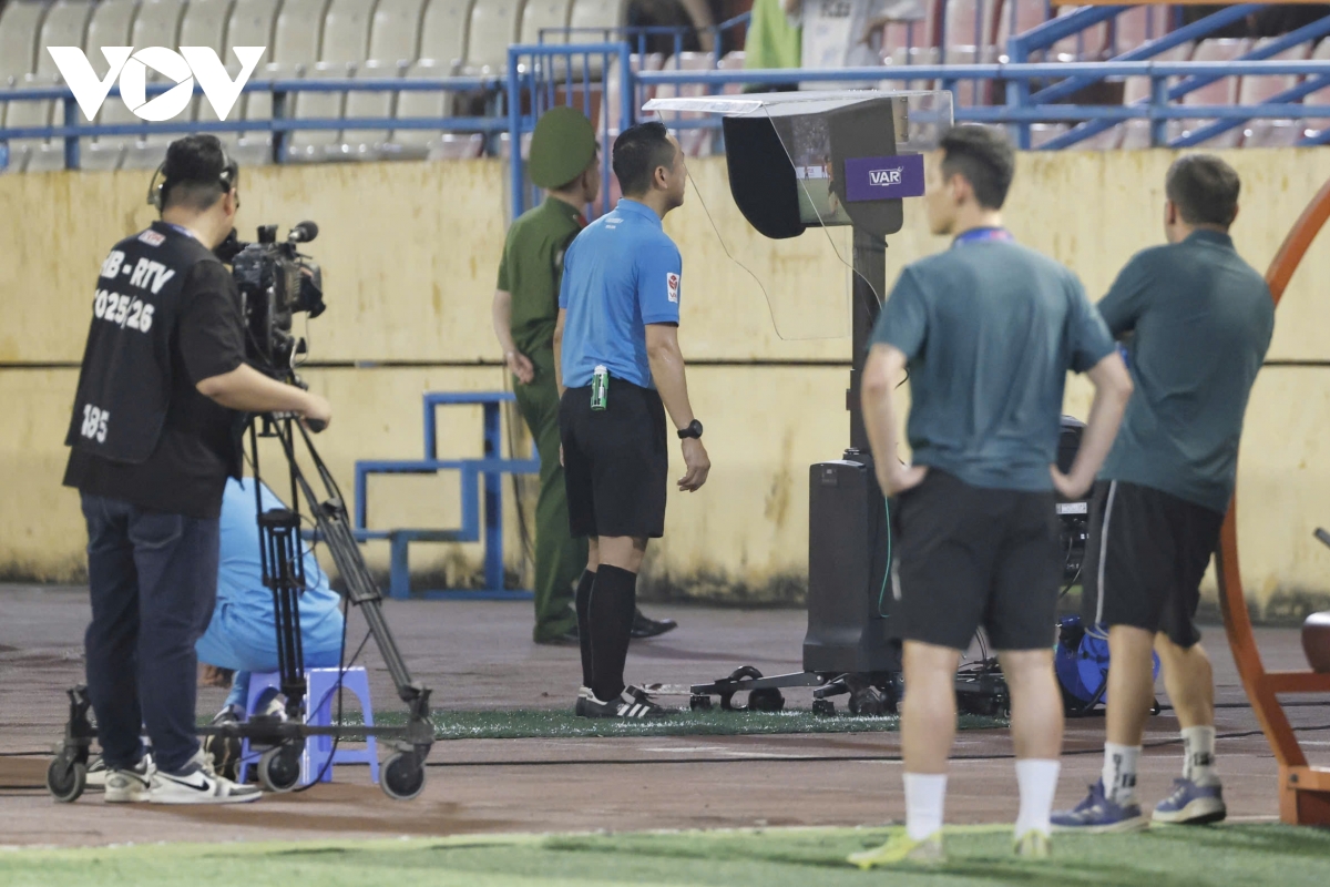 hlv popov noi doa voi trong tai, nhan the do dien ro tai v-league hinh anh 2