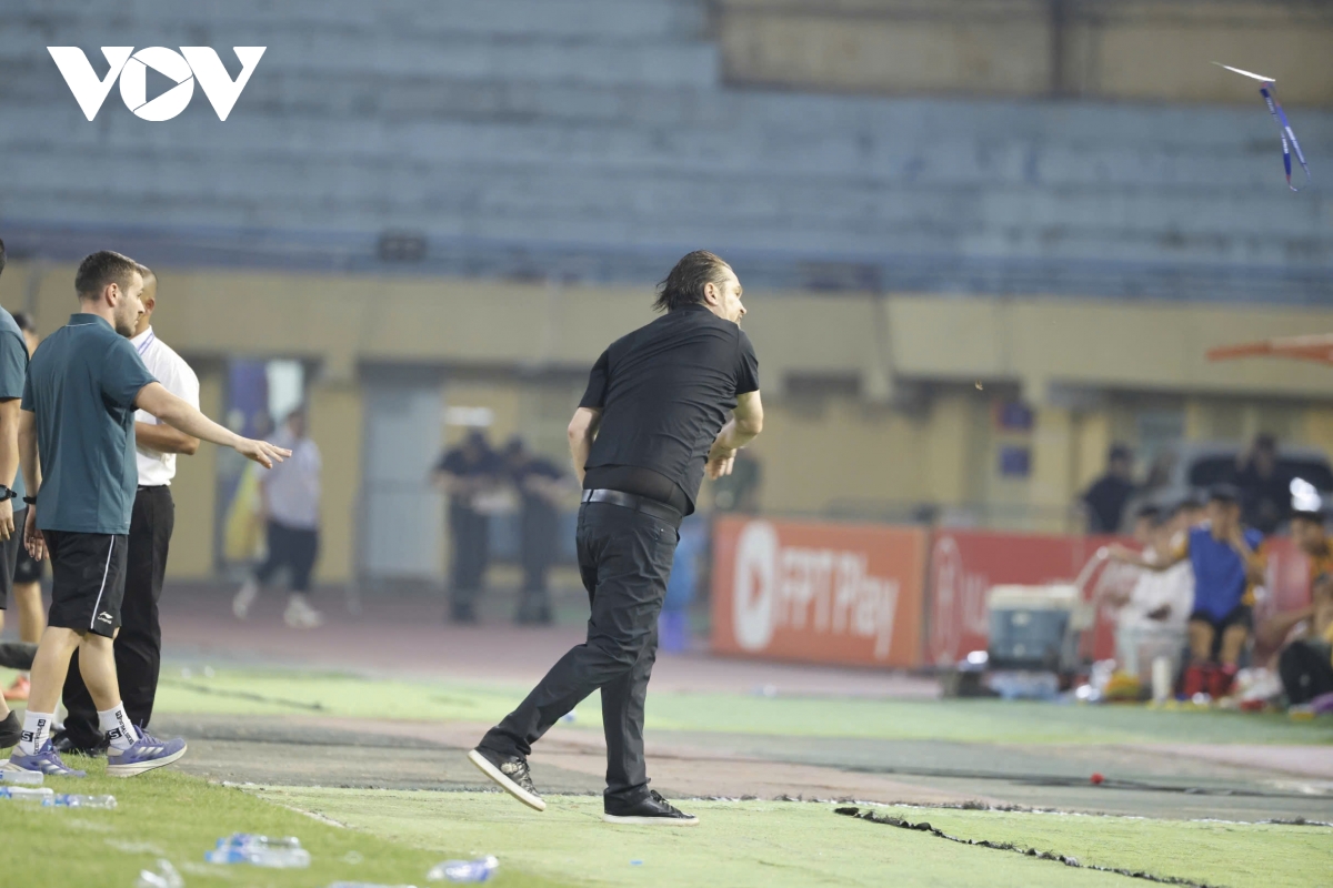 hlv popov noi doa voi trong tai, nhan the do dien ro tai v-league hinh anh 8