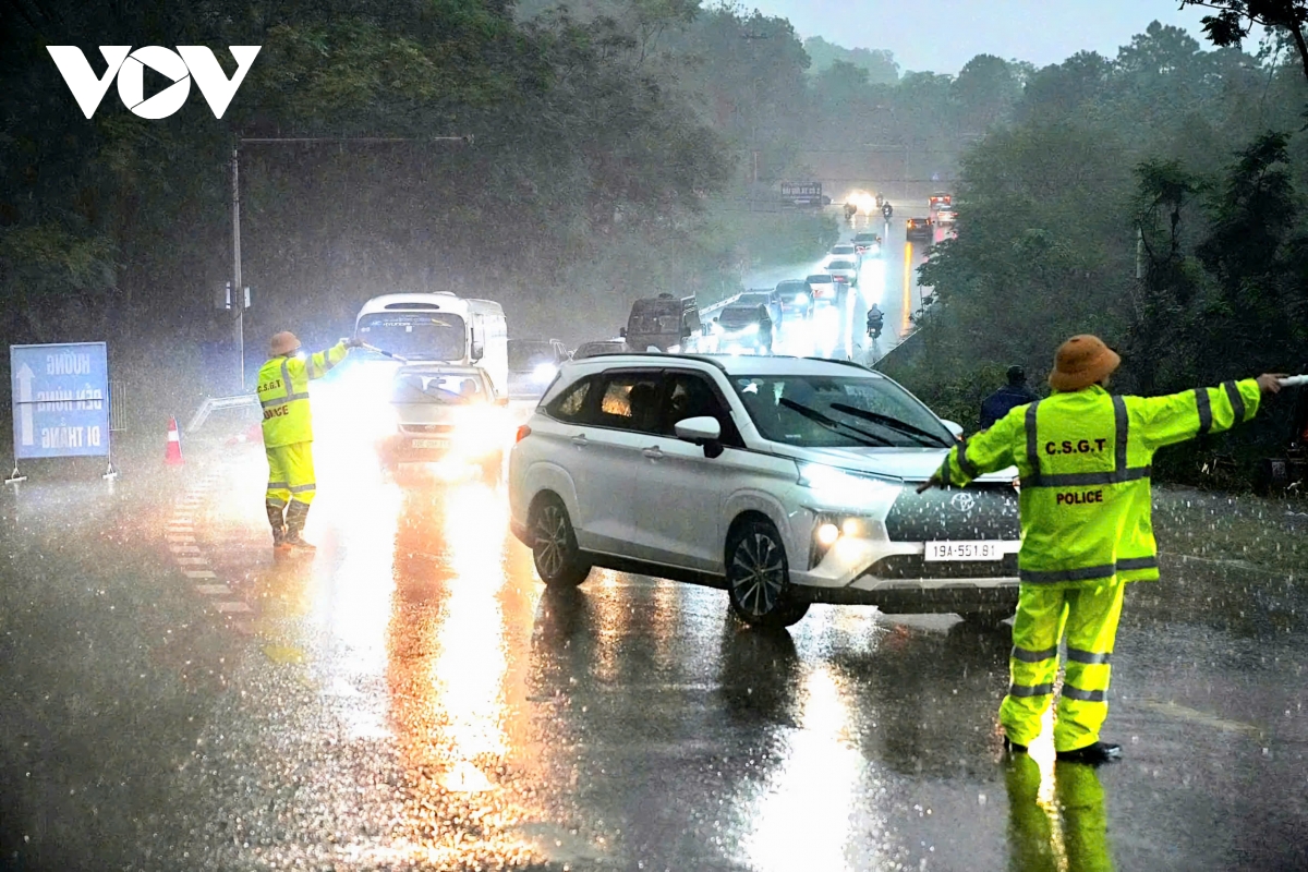 hang van du khach do ve Den hung, csgt phu tho san sang dieu tiet giao thong hinh anh 1