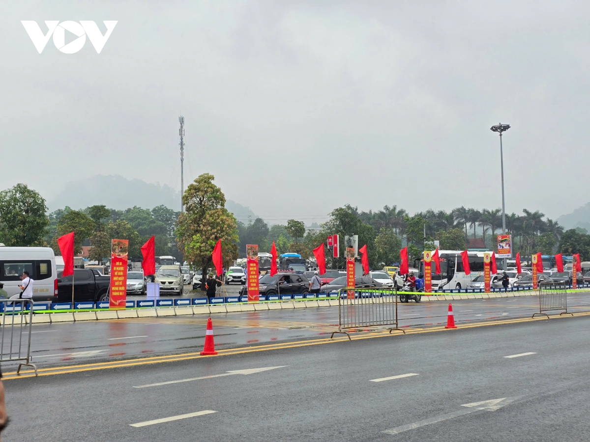 hang van du khach do ve Den hung, csgt phu tho san sang dieu tiet giao thong hinh anh 3