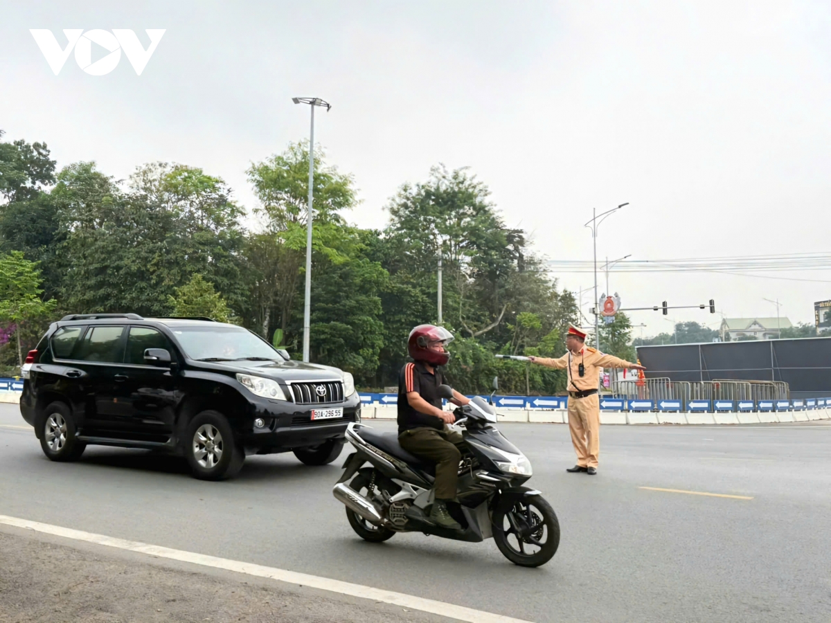 hang van du khach do ve Den hung, csgt phu tho san sang dieu tiet giao thong hinh anh 2