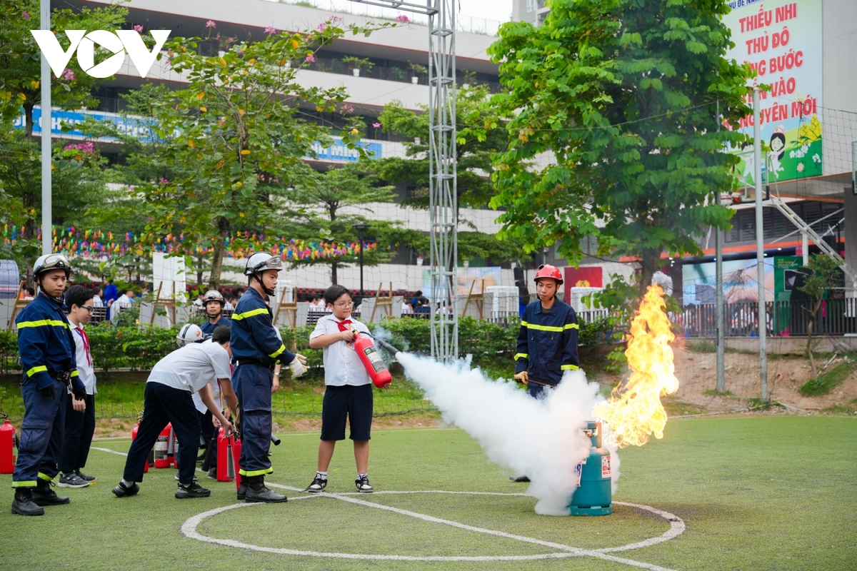 giam doc cong an ha noi canh bao nhung cam bay voi hoc sinh hinh anh 3