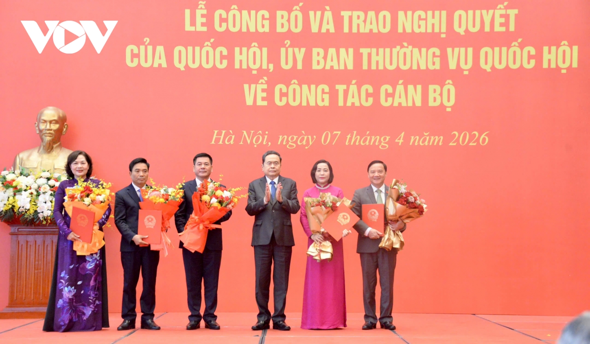 Chủ tịch Quốc hội chủ trì Lễ công bố và trao các Nghị quyết về công tác cán bộ