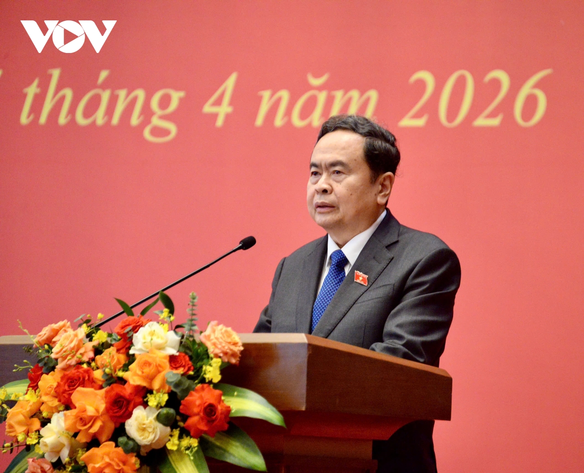 chu tich quoc hoi chu tri le cong bo va trao cac nghi quyet ve cong tac can bo hinh anh 2