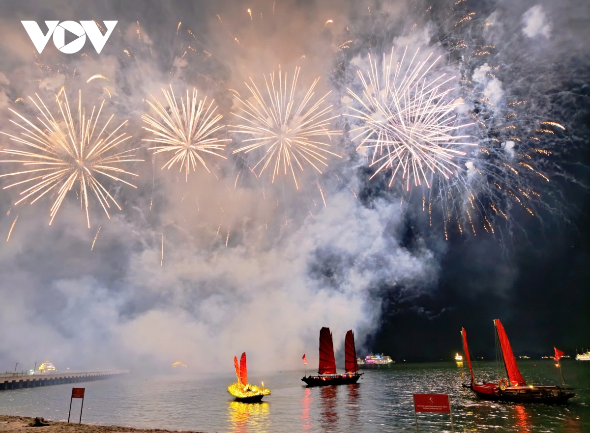 quang ninh to chuc ban phao hoa hang dem hut khach du lich hinh anh 11