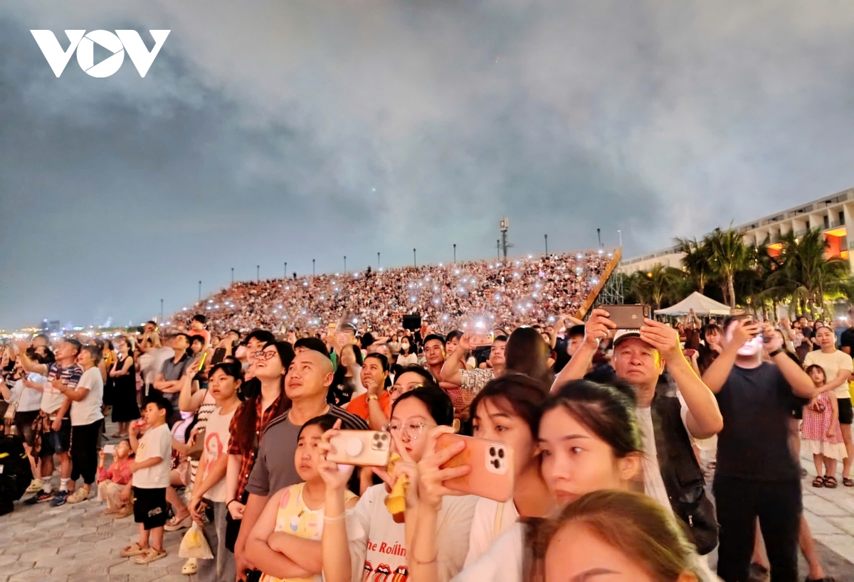 quang ninh to chuc ban phao hoa hang dem hut khach du lich hinh anh 12