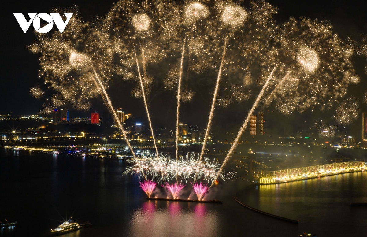 quang ninh to chuc ban phao hoa hang dem hut khach du lich hinh anh 14