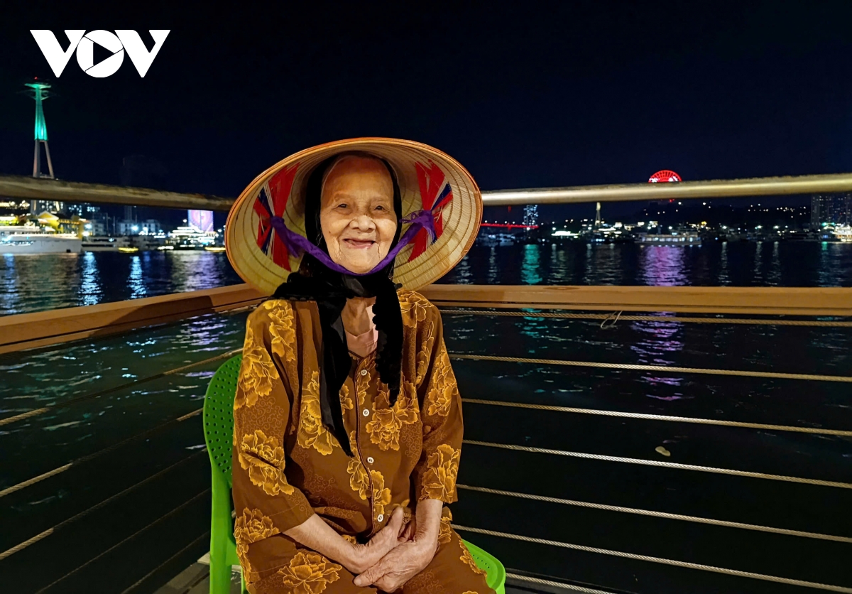 quang ninh to chuc ban phao hoa hang dem hut khach du lich hinh anh 13