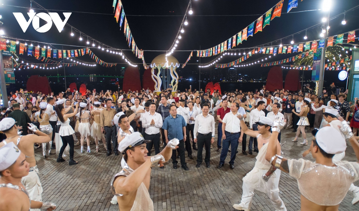 quang ninh to chuc ban phao hoa hang dem hut khach du lich hinh anh 3