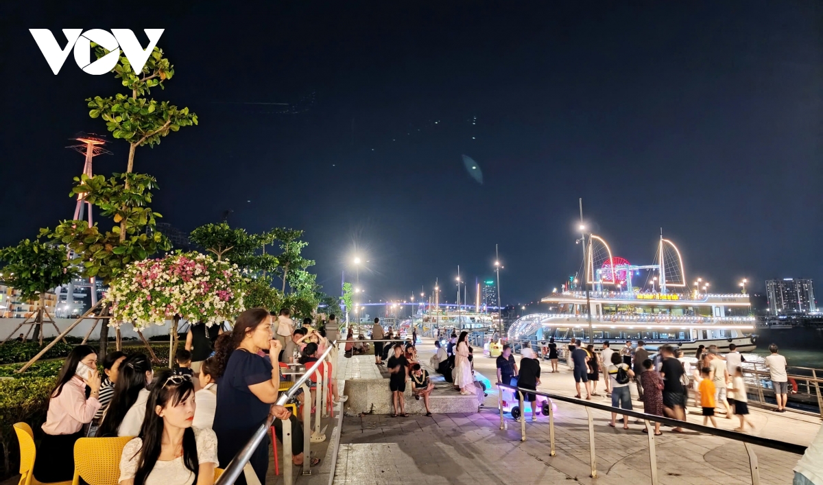 quang ninh to chuc ban phao hoa hang dem hut khach du lich hinh anh 4