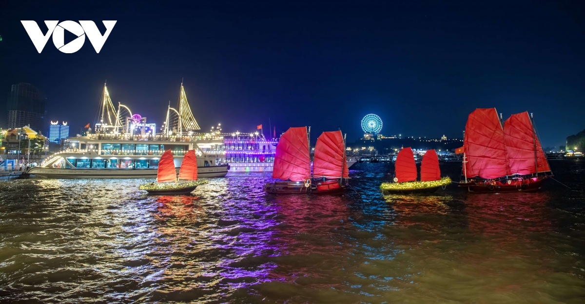 quang ninh to chuc ban phao hoa hang dem hut khach du lich hinh anh 7