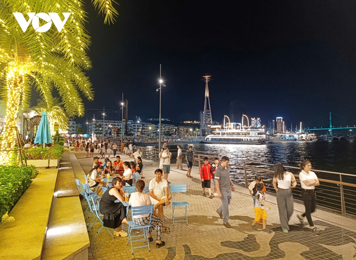 quang ninh to chuc ban phao hoa hang dem hut khach du lich hinh anh 9