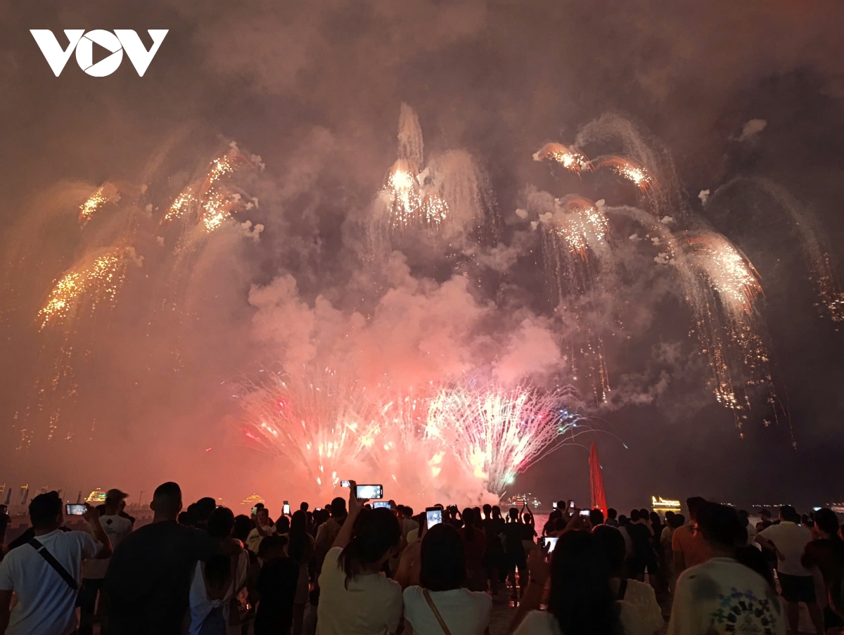 quang ninh to chuc ban phao hoa hang dem hut khach du lich hinh anh 10