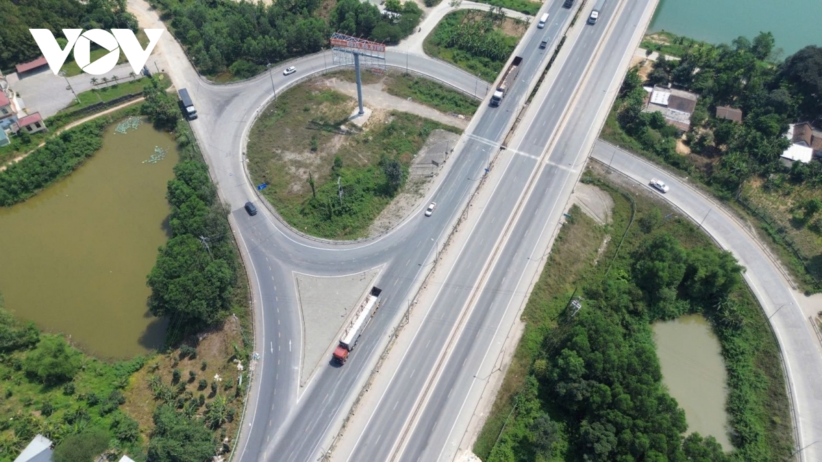 Xe sơ-mi rơ-moóc chỉ được chạy ban đêm, giảm áp lực giao thông trên Quốc lộ 49