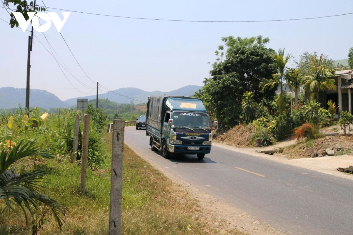 xe so-mi ro-mooc chi duoc chay ban dem, giam ap luc giao thong tren quoc lo 49 hinh anh 4