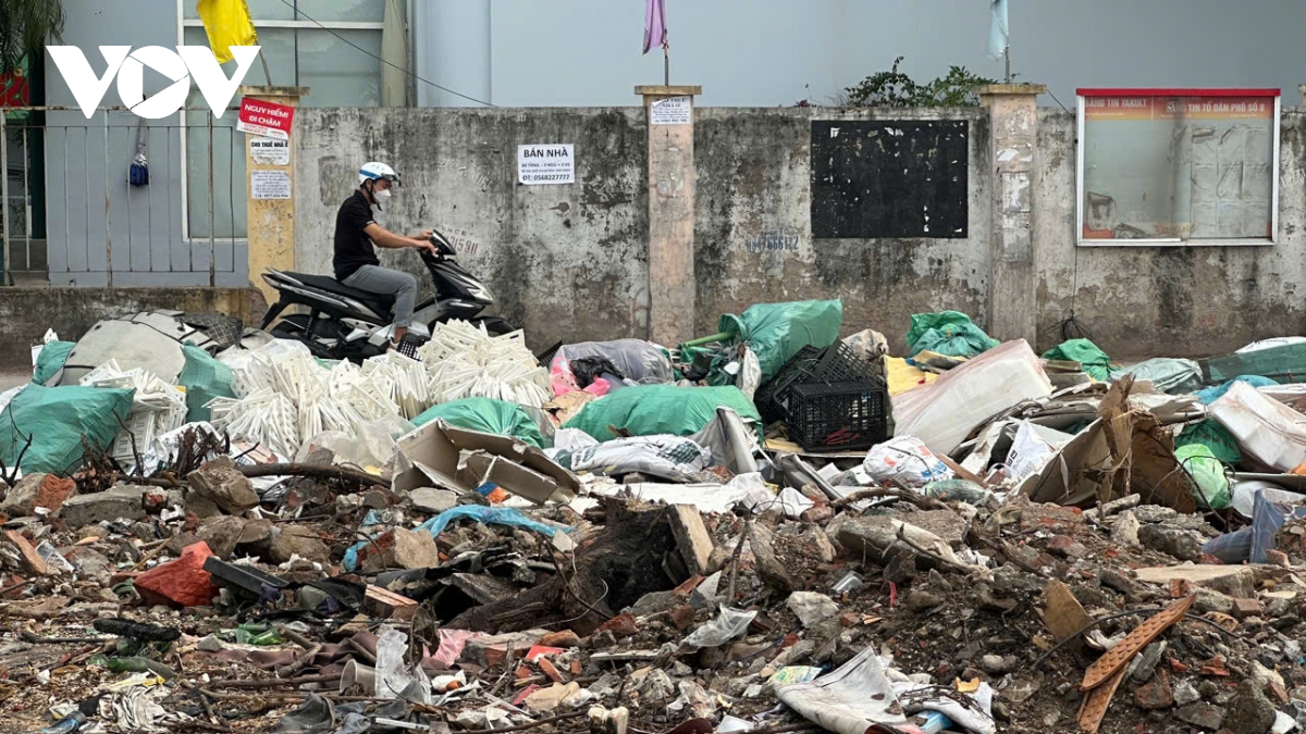 Duong Dong tau bien thanh bai rac tu phat sau giai phong mat bang hinh anh 3